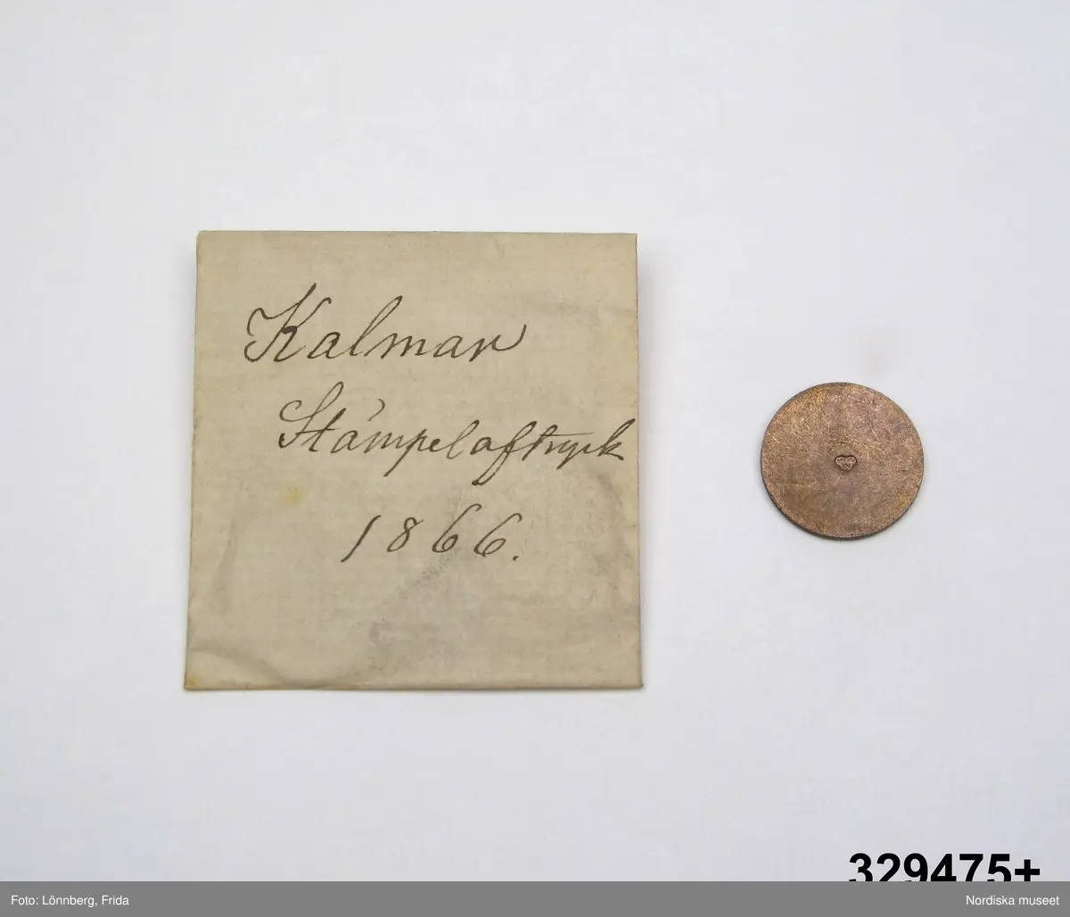 24 st stämpelavtryck i var sin papperspåse. Vita små papperspåsar, solkiga, vikt öppning, Handskrift med bläck: "Stämpelaftryck 1866" samt stadens namn (se nedan).
I varje påse ett avtryck av kattfot (tre kronor) i olika format på  rund kopparbricka. För städerna: Gävle, Göteborg, Halmstad, Härnösand, Jönköping, Kalmar, Linköping, Malmö, Mariestad, Marstrand, Motala, Norrtälje, Norrköping, Skövde, Sundsvall, Söderhamn, Umeå, Varberg, Västervik, Västerås, Växjö, Ystad, Örebro, Östhammar.
/2007-05-04 Heidi Henriksson