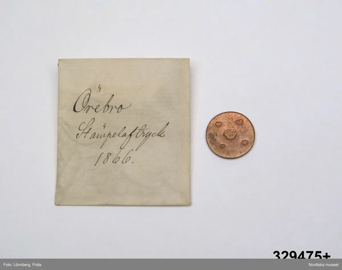 24 st stämpelavtryck i var sin papperspåse. Vita små papperspåsar, solkiga, vikt öppning, Handskrift med bläck: "Stämpelaftryck 1866" samt stadens namn (se nedan).
I varje påse ett avtryck av kattfot (tre kronor) i olika format på  rund kopparbricka. För städerna: Gävle, Göteborg, Halmstad, Härnösand, Jönköping, Kalmar, Linköping, Malmö, Mariestad, Marstrand, Motala, Norrtälje, Norrköping, Skövde, Sundsvall, Söderhamn, Umeå, Varberg, Västervik, Västerås, Växjö, Ystad, Örebro, Östhammar.
/2007-05-04 Heidi Henriksson