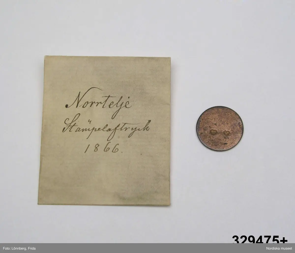24 st stämpelavtryck i var sin papperspåse. Vita små papperspåsar, solkiga, vikt öppning, Handskrift med bläck: "Stämpelaftryck 1866" samt stadens namn (se nedan).
I varje påse ett avtryck av kattfot (tre kronor) i olika format på  rund kopparbricka. För städerna: Gävle, Göteborg, Halmstad, Härnösand, Jönköping, Kalmar, Linköping, Malmö, Mariestad, Marstrand, Motala, Norrtälje, Norrköping, Skövde, Sundsvall, Söderhamn, Umeå, Varberg, Västervik, Västerås, Växjö, Ystad, Örebro, Östhammar.
/2007-05-04 Heidi Henriksson