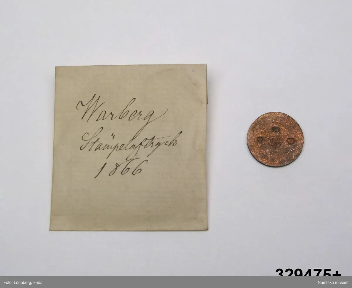 24 st stämpelavtryck i var sin papperspåse. Vita små papperspåsar, solkiga, vikt öppning, Handskrift med bläck: "Stämpelaftryck 1866" samt stadens namn (se nedan).
I varje påse ett avtryck av kattfot (tre kronor) i olika format på  rund kopparbricka. För städerna: Gävle, Göteborg, Halmstad, Härnösand, Jönköping, Kalmar, Linköping, Malmö, Mariestad, Marstrand, Motala, Norrtälje, Norrköping, Skövde, Sundsvall, Söderhamn, Umeå, Varberg, Västervik, Västerås, Växjö, Ystad, Örebro, Östhammar.
/2007-05-04 Heidi Henriksson