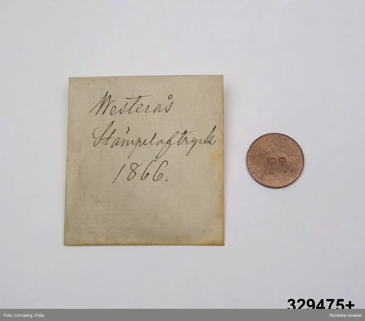 24 st stämpelavtryck i var sin papperspåse. Vita små papperspåsar, solkiga, vikt öppning, Handskrift med bläck: "Stämpelaftryck 1866" samt stadens namn (se nedan).
I varje påse ett avtryck av kattfot (tre kronor) i olika format på  rund kopparbricka. För städerna: Gävle, Göteborg, Halmstad, Härnösand, Jönköping, Kalmar, Linköping, Malmö, Mariestad, Marstrand, Motala, Norrtälje, Norrköping, Skövde, Sundsvall, Söderhamn, Umeå, Varberg, Västervik, Västerås, Växjö, Ystad, Örebro, Östhammar.
/2007-05-04 Heidi Henriksson