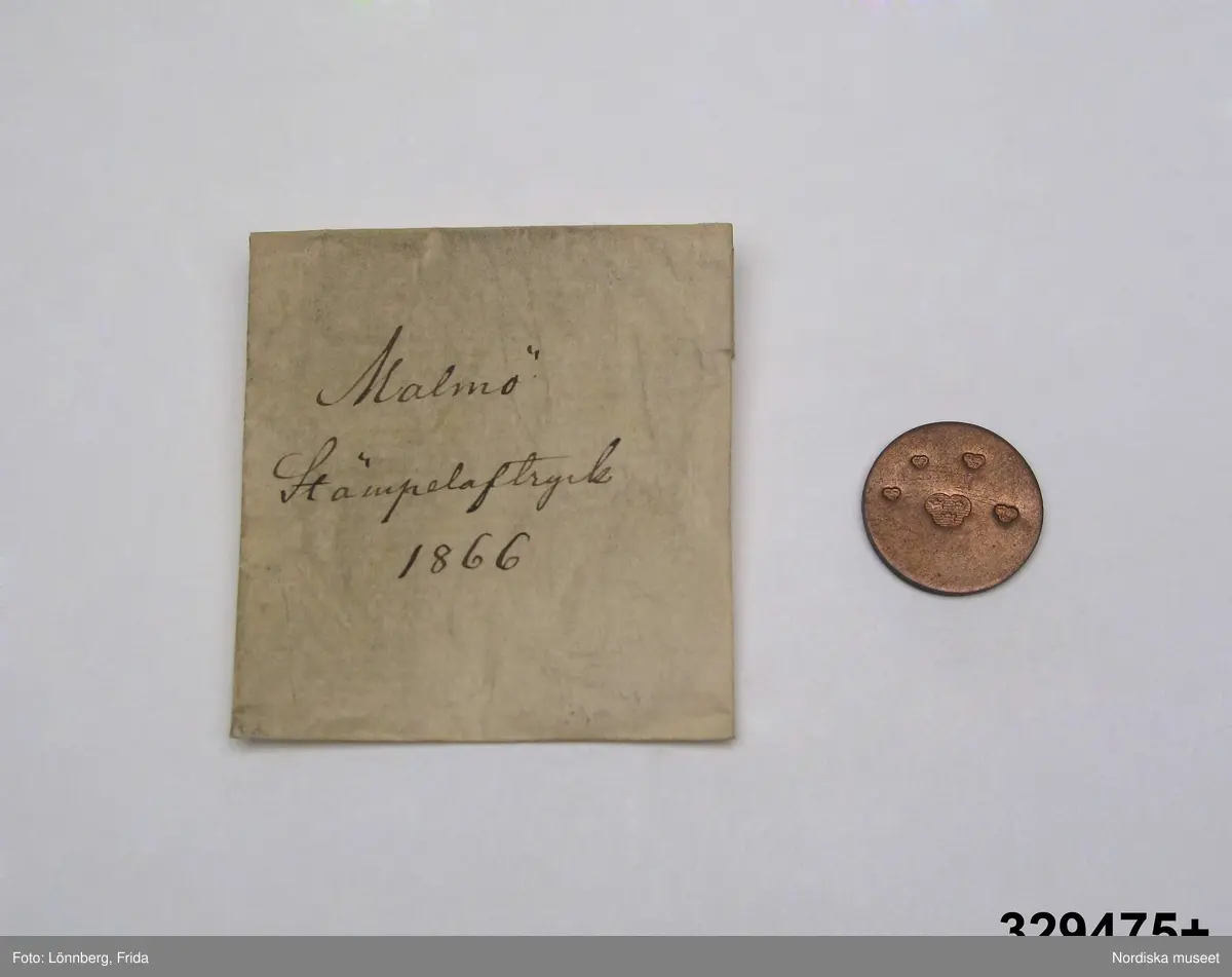 24 st stämpelavtryck i var sin papperspåse. Vita små papperspåsar, solkiga, vikt öppning, Handskrift med bläck: "Stämpelaftryck 1866" samt stadens namn (se nedan).
I varje påse ett avtryck av kattfot (tre kronor) i olika format på  rund kopparbricka. För städerna: Gävle, Göteborg, Halmstad, Härnösand, Jönköping, Kalmar, Linköping, Malmö, Mariestad, Marstrand, Motala, Norrtälje, Norrköping, Skövde, Sundsvall, Söderhamn, Umeå, Varberg, Västervik, Västerås, Växjö, Ystad, Örebro, Östhammar.
/2007-05-04 Heidi Henriksson