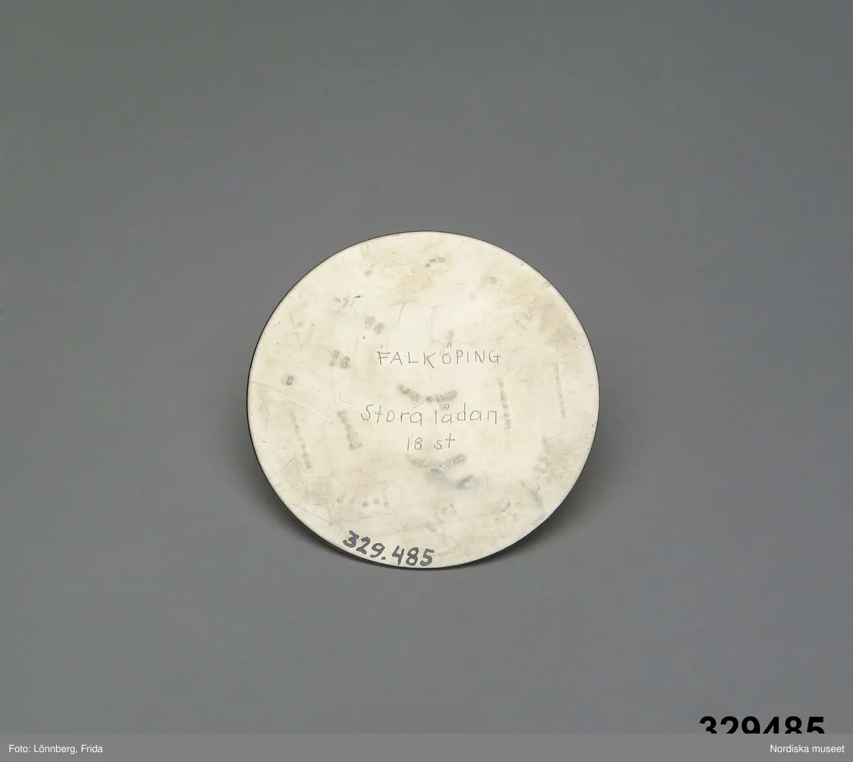 Register för färdiga stampar. Rund aluminiumplåt med stämpelavtryck i olika form för olika formgivna silver- och guldföremål, med årtal , stadsstämpel och halt. På baksidan ingraverat "Falköping Stora lådan 18 st".

Tillverkad av gravören Lennart Cederlund över tillverkade kontrollstampar för guld och silver i förvaringslåda. Två avtryck korsade. Stämpelavtryck för firman Ekström Sweden AB, Alton Jewellery/Alton production och Guldsmeders inköps AB.
/2007-03-05 Heidi Henriksson