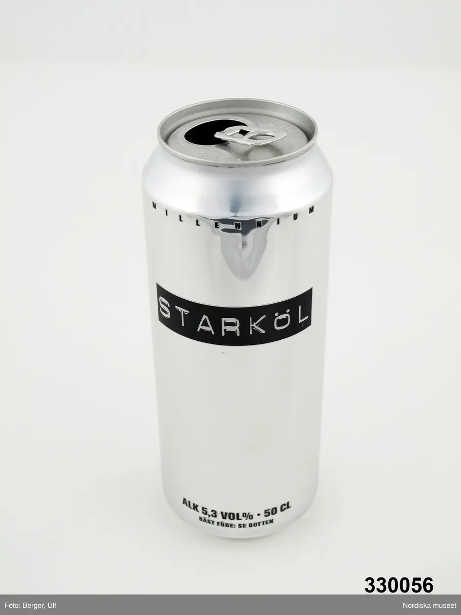 Starkölsburk i silverfärgat aluminium. På burkens övre del står en tryckt text, med svarta bokstäver mot enskilda, vita fält, "M I L L E N I U M". Samt i samma form men placerat på burkens nedre del står "ALK 5,3 vol% - 50 cl. Bäst före se botten [under burken står 06 FEB 01]". På burkens ena sida placerat på högkant står följande text; "Falcon konsumentservice 020- 74 30 30 ÖL KLASS III, PLM 1, 00730M2, 11393-2 [samt streckkoden] 7 311540 027406."
På burkens mitt, något draget uppåt står en tryckt text med vit text på svart rektangulär botten, "STARKÖL". På toppen av burken står i relief "50 öre pant".
/Cecilia Wallquist 2010-03-17