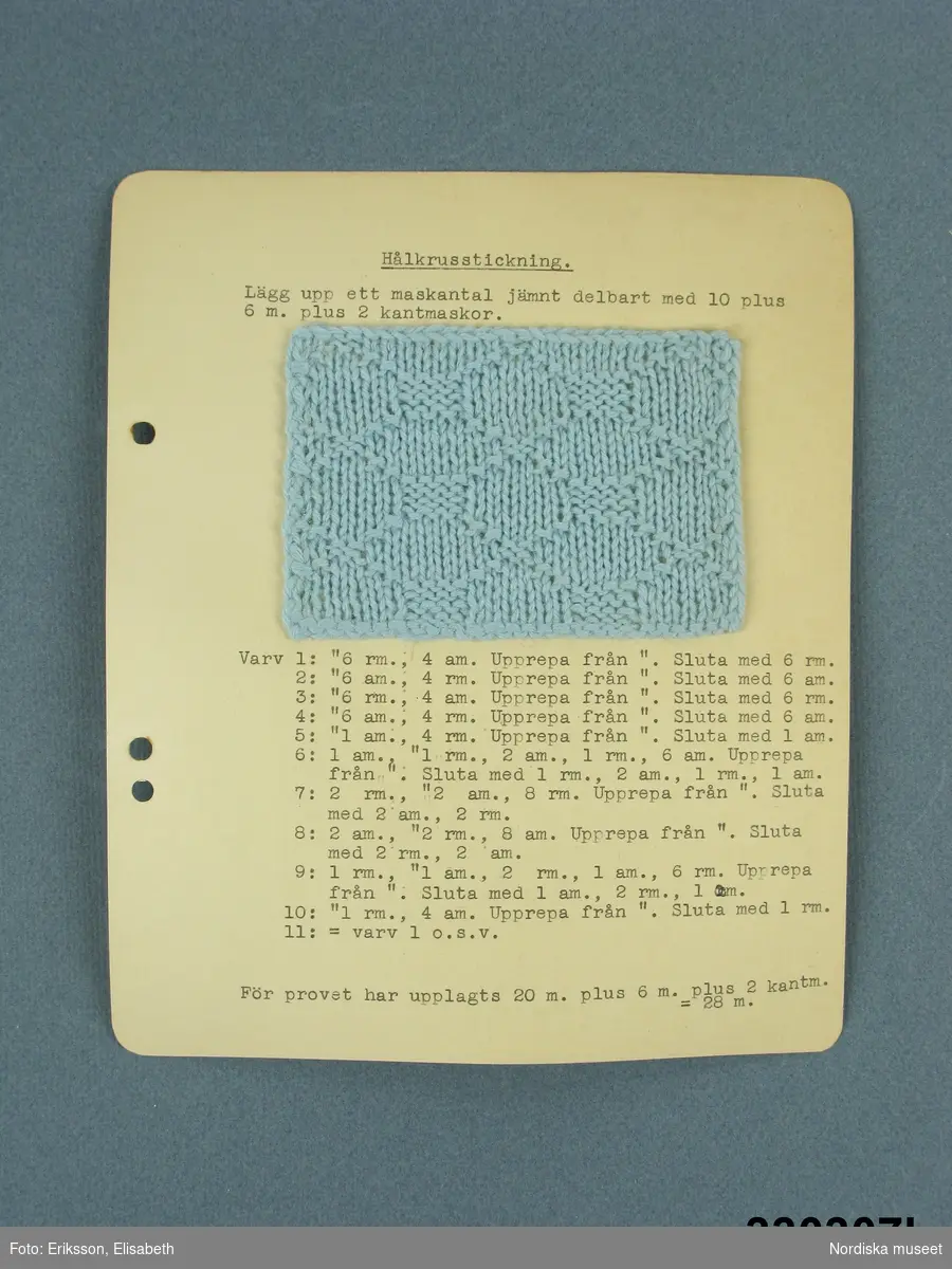 21 st provlappar med stickningsmönster litt. a - t
uppklistrade på kartong med maskinskriven stickbeskrivning till vart och ett.
Samtliga provlappar stickade i samma ljusblå ullgarn av typ babygarn.
Proverna utförda på stickkurs och har sedan samlats i pärm med uppdelning på skilda sticksätt. Bladen har före inmärkning i museet tagits ut ur pärmarna med bibehållen uppdelning.
Dessa prover låg under rubriken: Rät-och avigstickning II: Reliefstickning.
a. Enkel korsad reliefstickning
b. Enkel diagonal reliefstickning
c. Enkel rutad reliefstickning
d. Enkel spetskyprad reliefstickning
e.Diagonal reliefstickning
f. Randig reliefstickning
g. Derbystickning
h. Sick-sackstickning
i. Rutig reliefstickning
j. Pilstickning
k. Hålkrusstickning
l. Pilstickning
m. Korgflätningsstickning
n. Snedställd rutstickning
o. Randig reliefstickning
p. Triangelsticknig
q. Trappstegsstickning
r.  Trappstegsstickning, variation
s. Diagonal reliefstickning
t. Rutstickning ( kallas även näverstickning) har ett extra beskrivningsblad.
Alla korten är på baksidan stämplade: Tillhör Fru Elin Mechelsen, Höckertsvägen 30, Ängby 2.
/Berit Eldvik 2010-03 -11
