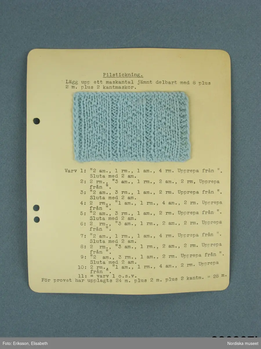 21 st provlappar med stickningsmönster litt. a - t
uppklistrade på kartong med maskinskriven stickbeskrivning till vart och ett.
Samtliga provlappar stickade i samma ljusblå ullgarn av typ babygarn.
Proverna utförda på stickkurs och har sedan samlats i pärm med uppdelning på skilda sticksätt. Bladen har före inmärkning i museet tagits ut ur pärmarna med bibehållen uppdelning.
Dessa prover låg under rubriken: Rät-och avigstickning II: Reliefstickning.
a. Enkel korsad reliefstickning
b. Enkel diagonal reliefstickning
c. Enkel rutad reliefstickning
d. Enkel spetskyprad reliefstickning
e.Diagonal reliefstickning
f. Randig reliefstickning
g. Derbystickning
h. Sick-sackstickning
i. Rutig reliefstickning
j. Pilstickning
k. Hålkrusstickning
l. Pilstickning
m. Korgflätningsstickning
n. Snedställd rutstickning
o. Randig reliefstickning
p. Triangelsticknig
q. Trappstegsstickning
r.  Trappstegsstickning, variation
s. Diagonal reliefstickning
t. Rutstickning ( kallas även näverstickning) har ett extra beskrivningsblad.
Alla korten är på baksidan stämplade: Tillhör Fru Elin Mechelsen, Höckertsvägen 30, Ängby 2.
/Berit Eldvik 2010-03 -11
