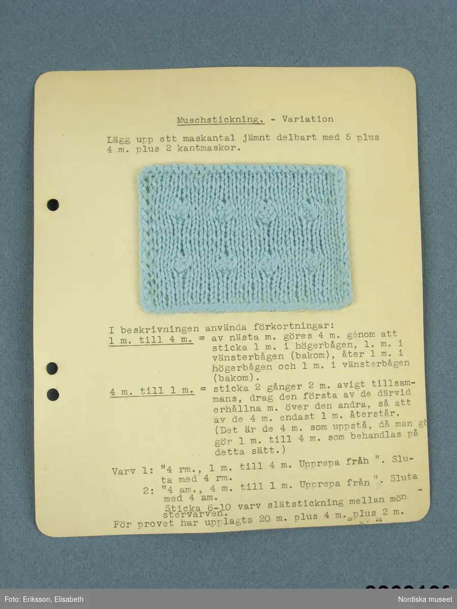 21 st provlappar med stickningsmönster litt. a - t
uppklistrade på kartong med maskinskriven stickbeskrivning till vart och ett.
Samtliga provlappar stickade i samma ljusblå ullgarn av typ babygarn.
Proverna utförda på stickkurs och har sedan samlats i pärm med uppdelning på skilda sticksätt. Bladen har före inmärkning i museet tagits ut ur pärmarna med bibehållen uppdelning.
Dessa prover låg under rubriken: Plus- och minusstickning samt Öglestickning
a. Bård i astrakanstickning för babykofta
b. Muschstickning
c. Musch i hålrand
d. Korsad muschstickning
e. Kransstickning
f.Muschstickning - variation
g. Randig muschstickning
h. Astrakanstickning - variation
i. Astrakanstickning
j. Ribbstickning i plus-minus
k.Spindelstickning
l. Lotusstickning
m. Spetskyprad plus-minusstickning
n. Stora muschmönstret
o. Smockstickning - variation
p. Smock i öglestickning
q. Enkel öglestickning
r.  Mönstrad patenststickning
s. Rosettstickning = Fjärilsstickning
t. Randig rosettstickning
Alla korten är på baksidan stämplade: Tillhör Fru Elin Mechelsen, Höckertsvägen 30, Ängby 2.
/Berit Eldvik 2010-03 -11
