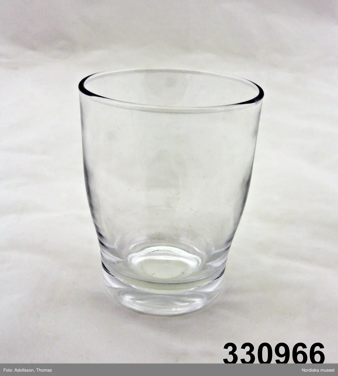 Klart cylinderformat glas, raka sidor, insvängda nertill, tjock botten. 
/Leif Wallin 2011-07-04