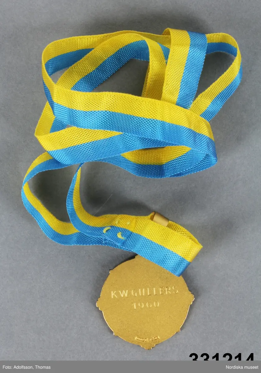 Medalj, i förgyllt silver. rund. Åtsidan med reliefporträtt och text i omskrift "SVENSKA FOTOGRAFERNAS FÖRBUND / ERNEST FLORMAN" omgiven av krans med SFF i monogram på flera ställen. Frånsidan med inskription "K W GULLERS 1960" och stämplar "S&Co / S:t Erik / kattfot (tre kronor) / S / K9", siffran mycket otydlig. 
Upptill ögla vari sitter ett textilband i gult och blått (ev senare tillägg).
/Leif Wallin 2011-02-02