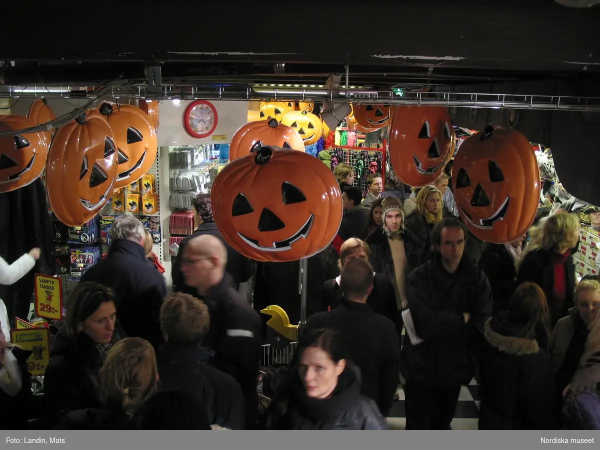 Halloween 2002. Dokumentation av halloweenskyltning i affärer och gator november 2002.