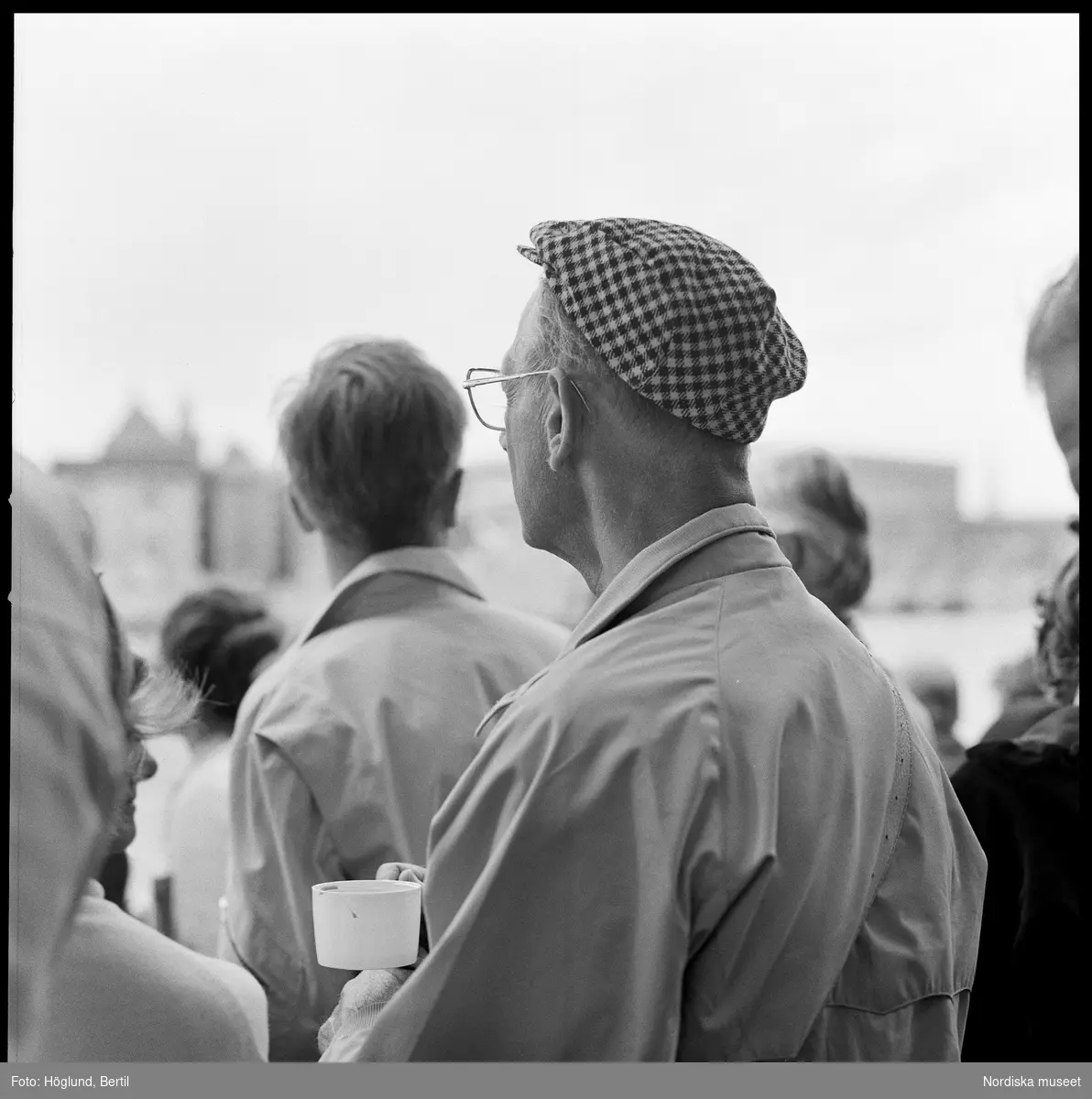 Kungabröllopet den 19 juni 1976, Carl XVI Gustaf gifter sig med Silvia Sommerlath. Dokumentation av människor längs kortegevägen. Åskådare, man med keps.