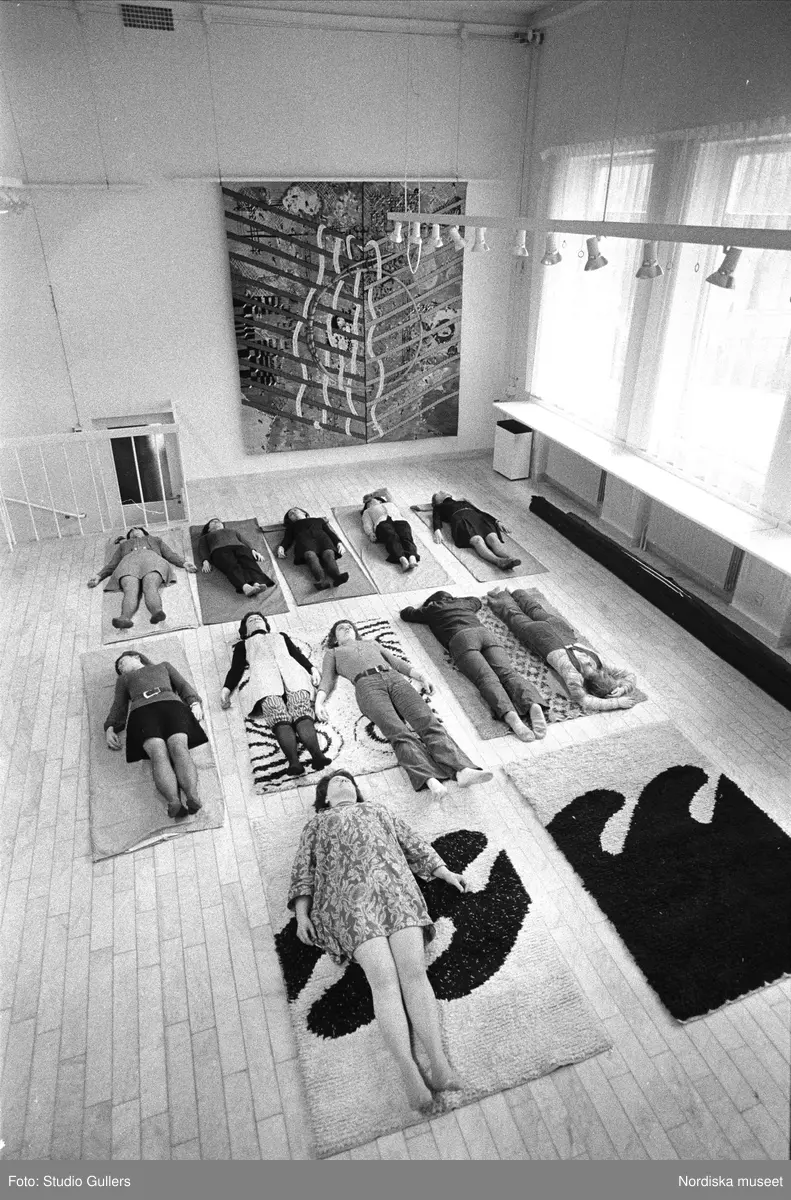 Kvinnor gör avslappningsövningar, liggande på mattor.