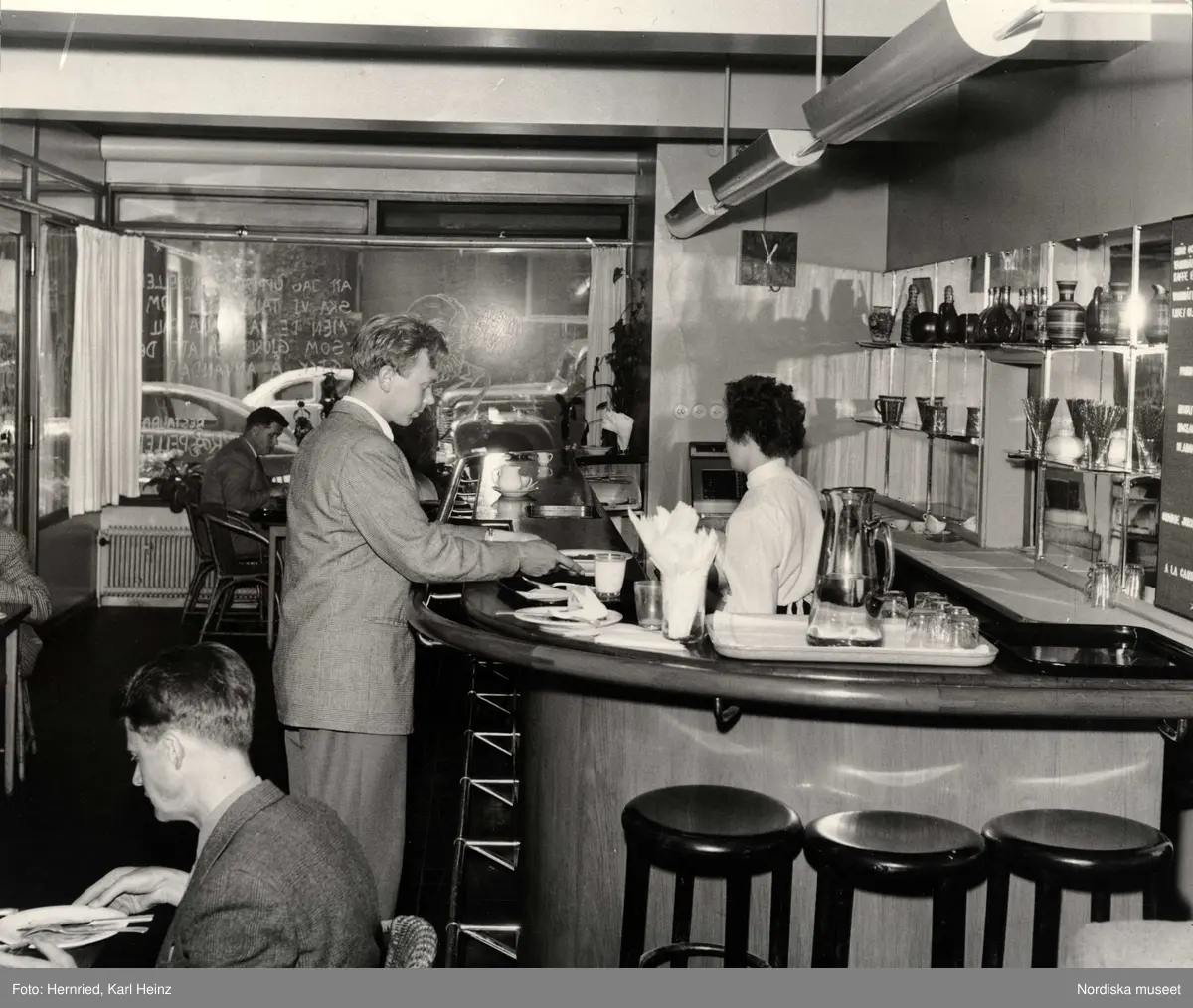 Bar Salzer, John Ericssonsgatan 6, Kungsholmen i Stockholm. Interiör med människor vid bardisk