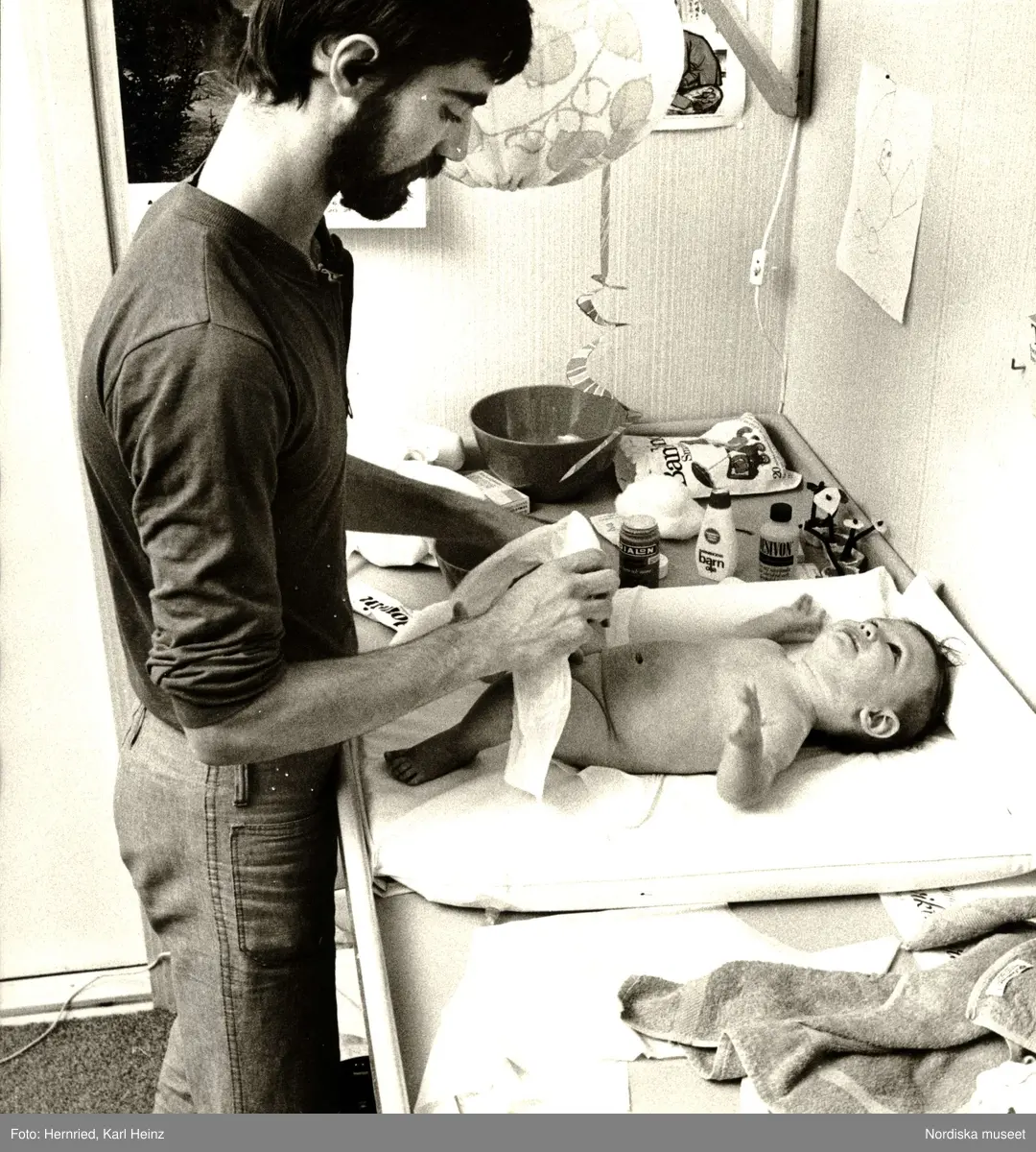 Man byter blöja på baby