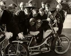 Polis i skola. Två polismän och en grupp pojkar undersöker e