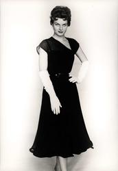 Dammode, långa trikåhandskar, klänning Giovanelli-Sciarra, I