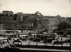 Gatubild från Stockholm maj 1931 med Katarinahissen och Södermalm i fonden