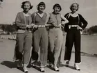 NK dammode den 26 juni 1931 i Saltsjöbaden. Modeller i byxdress och tunna koftor