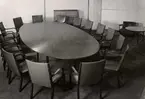 Génève- möbeln 1936, varuhuset Nordiska Kompaniet i Stockholm. Stolar grupperade runt ett ovalt bord av konferenstyp.
