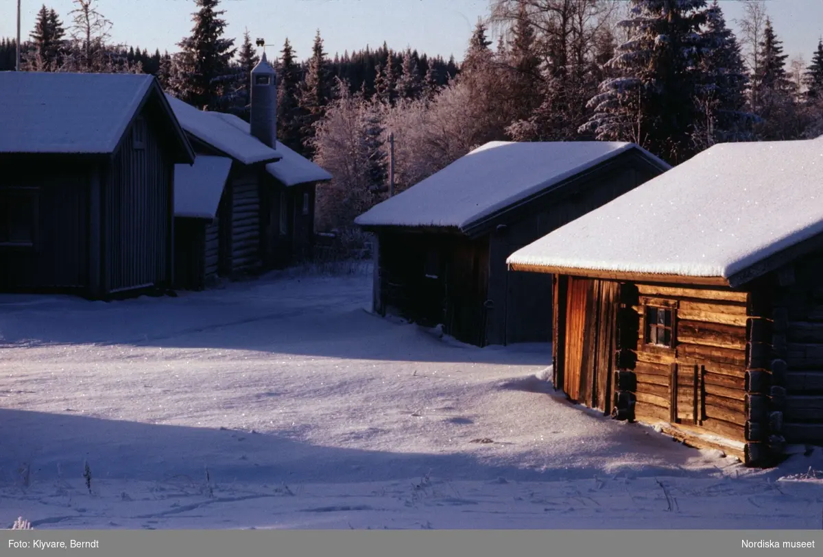 Fryksås fäbodvall, Dalarna. Snöbeklädda stugor.