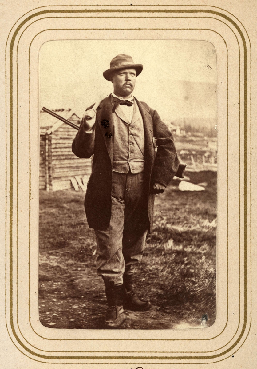 "Lieutenant H A Widmark". Ur Lotten von Dübens fotoalbum med motiv från den etnologiska expedition till Lappland som leddes av hennes make Gustaf von Düben 1868.Troligen Henrik Adolf Widmark (1833-1889), sedermera landshövding i Norrbottens län.