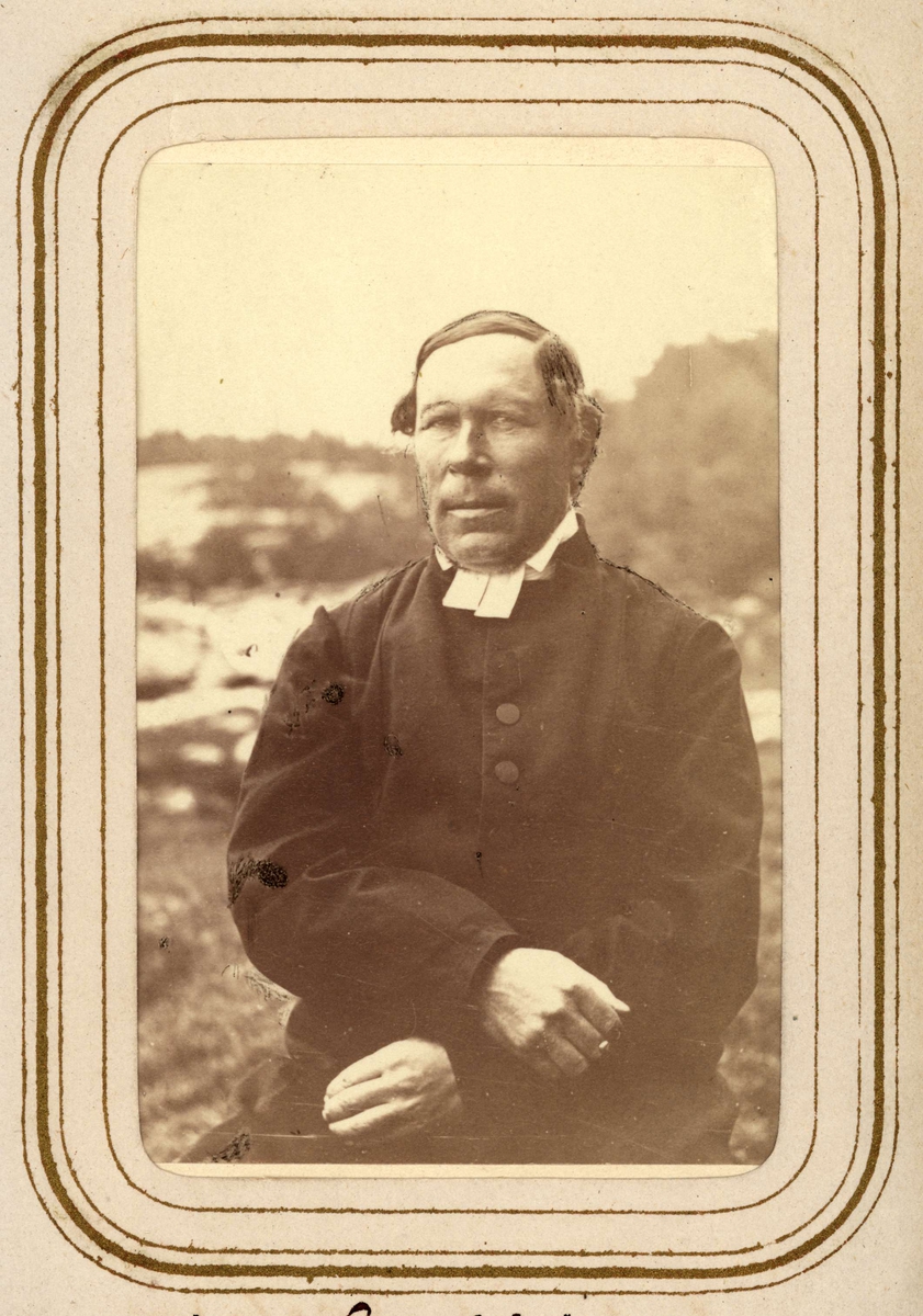 Porträtt av kyrkoherde Johan Laestadius (1815-1895), Jokkmokk. Ur Lotten von Dübens fotoalbum med motiv från den etnologiska expedition till Lappland som leddes av hennes make Gustaf von Düben 1868.