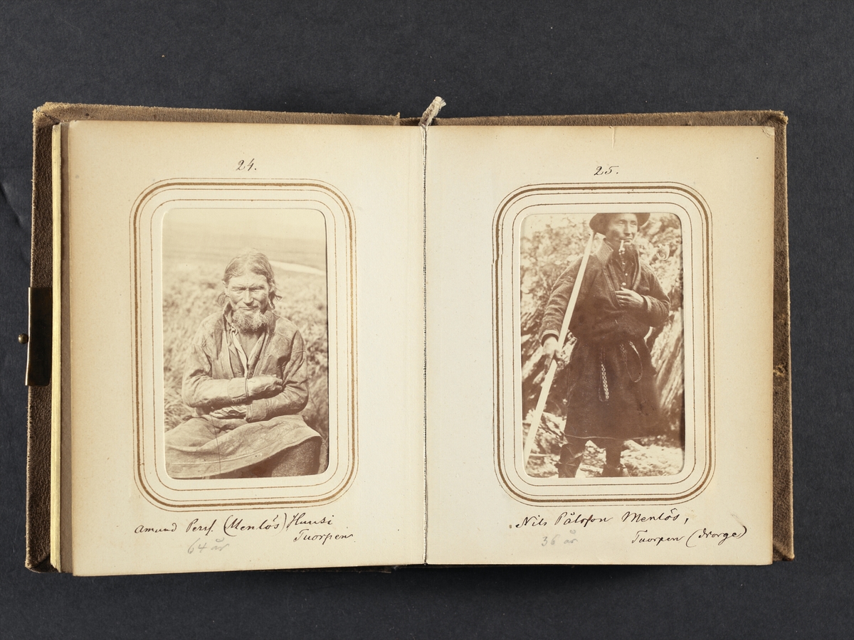 Nils Pålsson Menlös, 36 år, same från Tuorpon (Norge). Ur Lotten von Dübens fotoalbum med motiv från den etnologiska expedition till Lappland som leddes av hennes make Gustaf von Düben 1868.