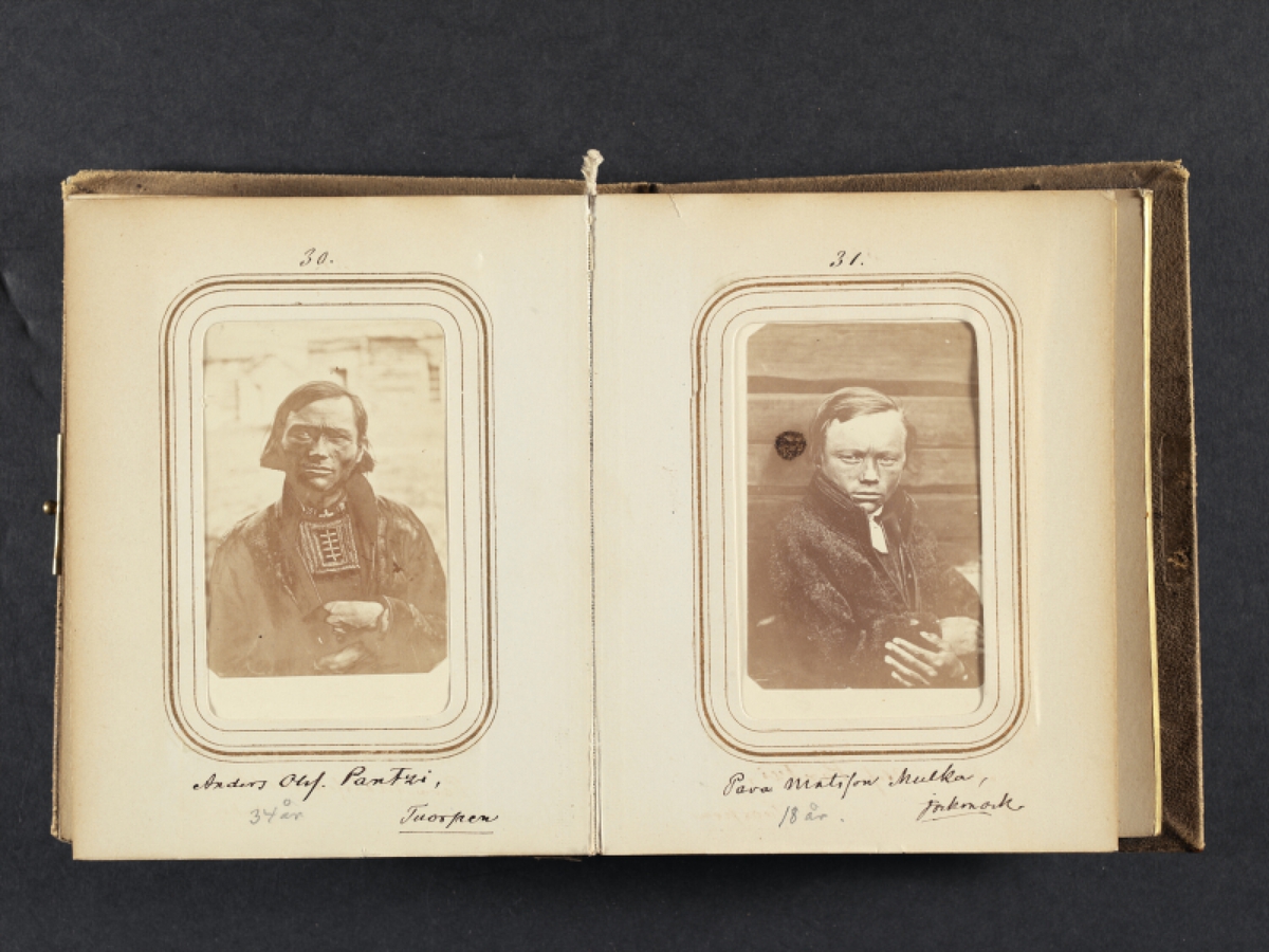 Pava Matsson Mulka, 18 år, same från Jokkmokk. Ur Lotten von Dübens fotoalbum med motiv från den etnologiska expedition till Lappland som leddes av hennes make Gustaf von Düben 1868.