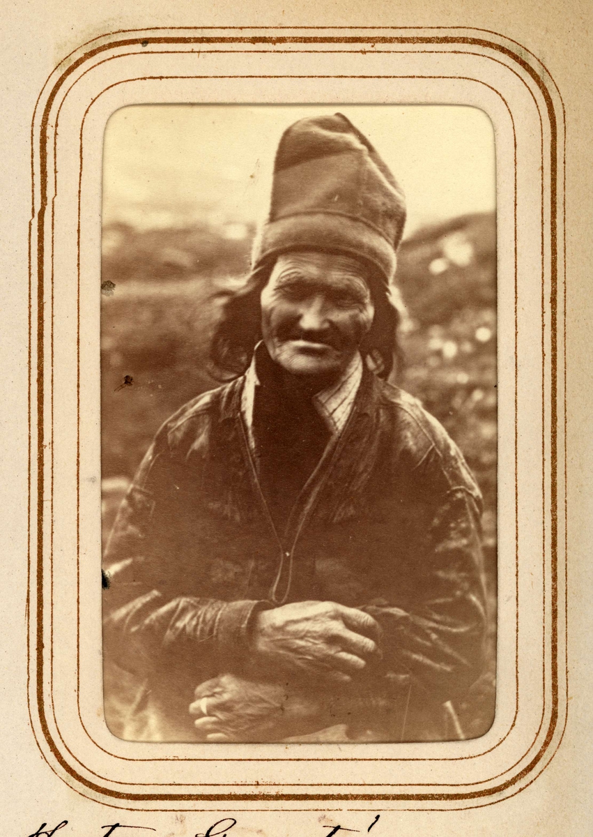 Porträtt av Nils Granströms hustru, namn okänt. Tuorpons sameby, Jokkmokks sn. Ur Lotten von Dübens fotoalbum med motiv från den etnologiska expedition till Lappland som leddes av hennes make Gustaf von Düben 1868.