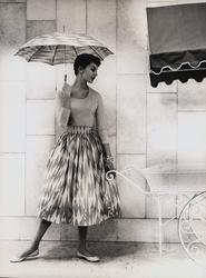 Mode. Kjol och parasoll av "Kalas" design Viola Gråsten, NK: