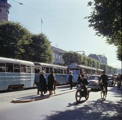 Göteborg. Östra Hamngatan. Spårvagnar och motorcyklist.