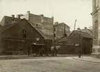 En hästdragen mjölkvagn i korsningen Linnégatan/Artillerigatan, Östermalm, Stockholm