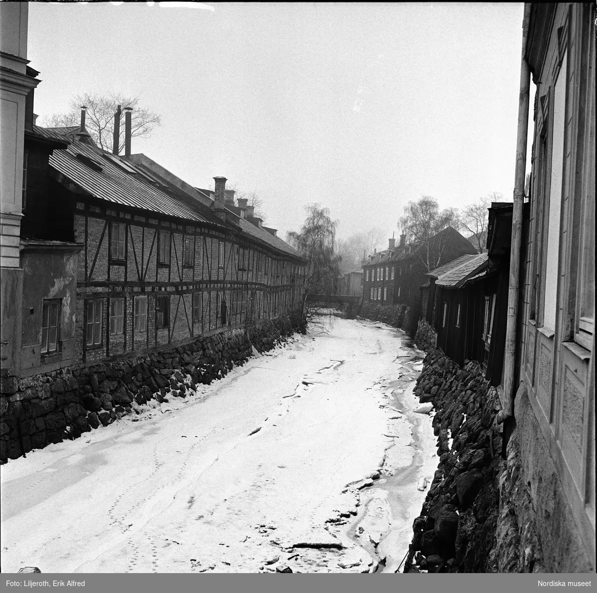 Svartån vintertid med träkåkar, gamla Västerås.