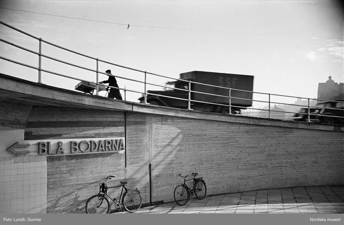 Stockholm, Nya Slussen. Skylt mot blå bodarna.