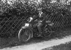 Beris Johan Gotthard Martinsson (1904-2000) Lillmon by, Lima socken på motorcykel iförd keps med ett runt märke för Motorförarnas Helnykterhetsförbund, MHF, grundat 1926.