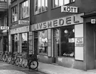 AB Förenade Livsmedel - Berg-Harts Livsmedel, Svarvargatan, Stockholm. Livsmedelsaffär från utsidan. Nordiska Kompaniet.