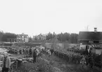 En förstärkt pluton ur skolkompaniet vid Svea Ingenjörskår anlände till Limedsforsen pingstaftonen 1916, med uppgift att bygga en hängbro över Västerdalälven vid Lima Kyrka.