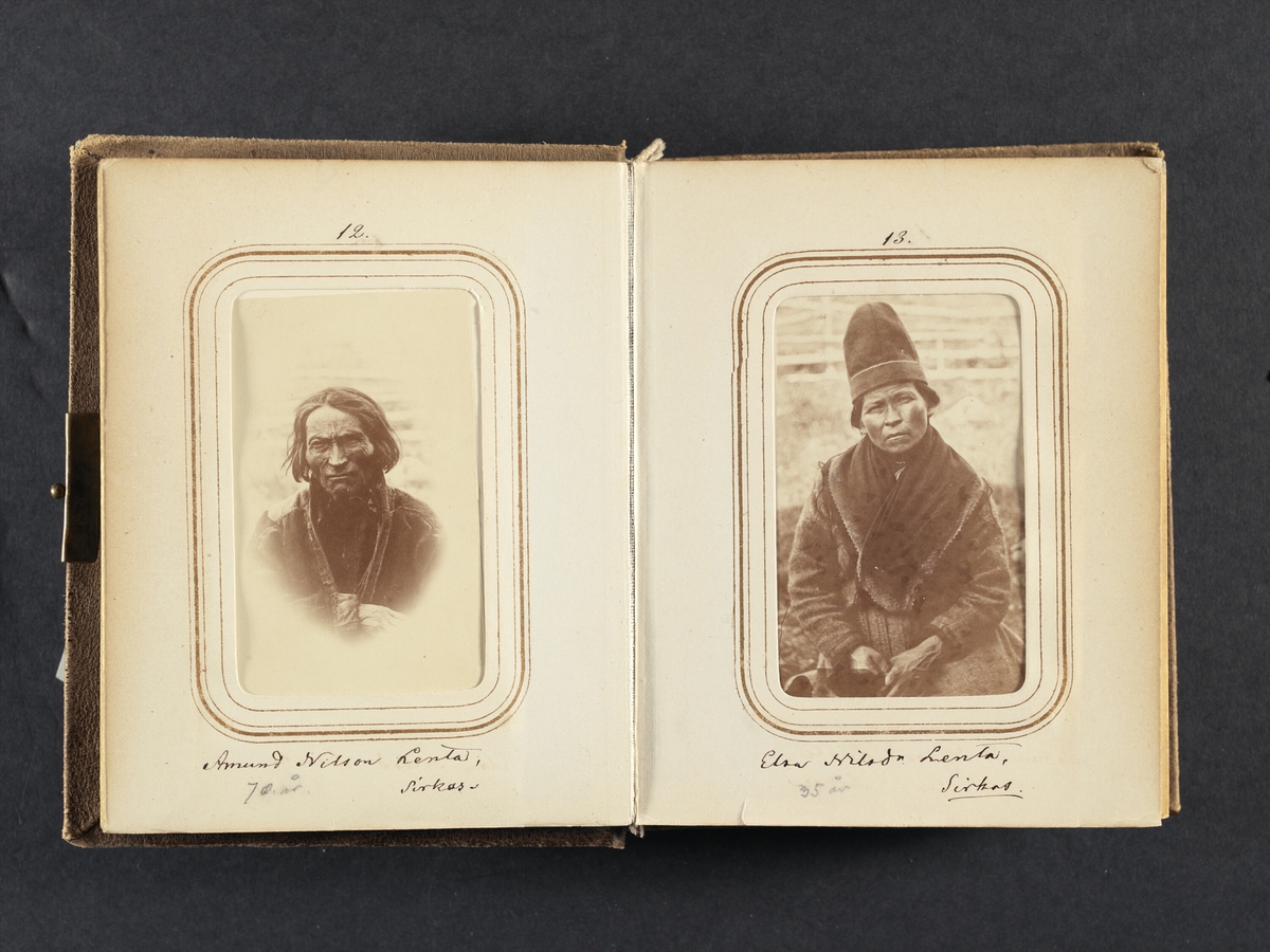 Porträtt av Elsa Nilsdotter Länta, 35 år gammal, Sirkas sameby. Ur Lotten von Dübens fotoalbum med motiv från den etnologiska expedition till Lappland som leddes av hennes make Gustaf von Düben 1868.