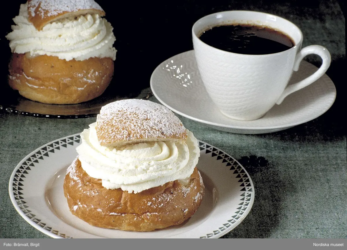 Semlor och en kopp kaffe.
Semla, Fettisdagsbulle.