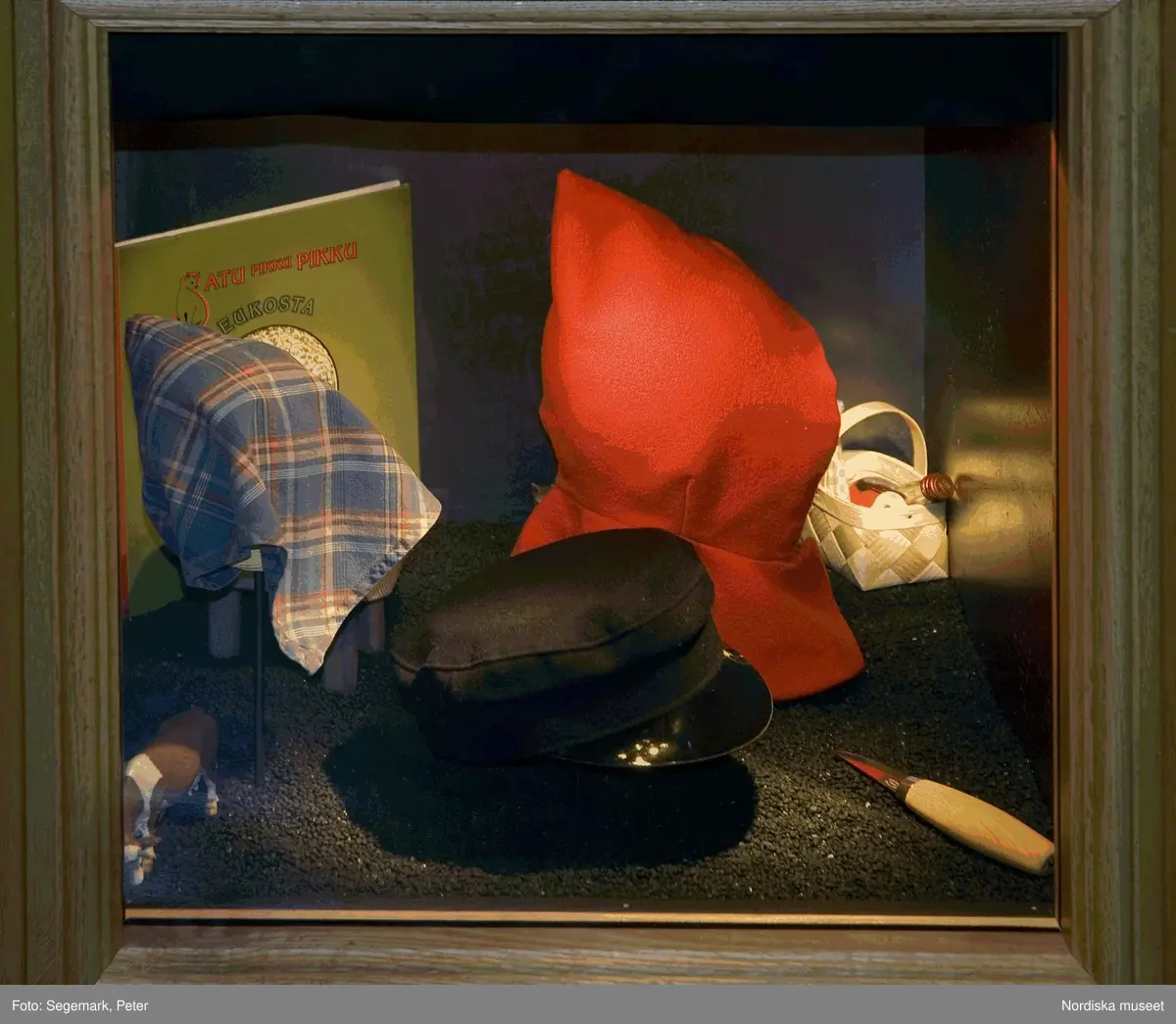 Utställning på Nordiska museet 2005-2007.
Ett 50-tal mössor, hattar och andra huvudbonader har plockats fram ur museets magasin och visas i två montrar i museets markplan.
