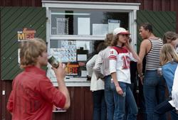 Ungdomar. Kiosk vid Sandvikens campingplats, Väddö. Några un