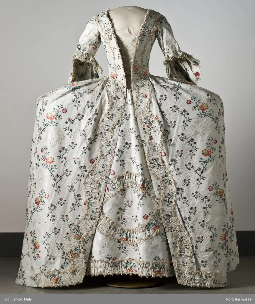 Dräkt av sidenbrokad, 1700-talets mitt. Nordiska museet inv nr 173609.