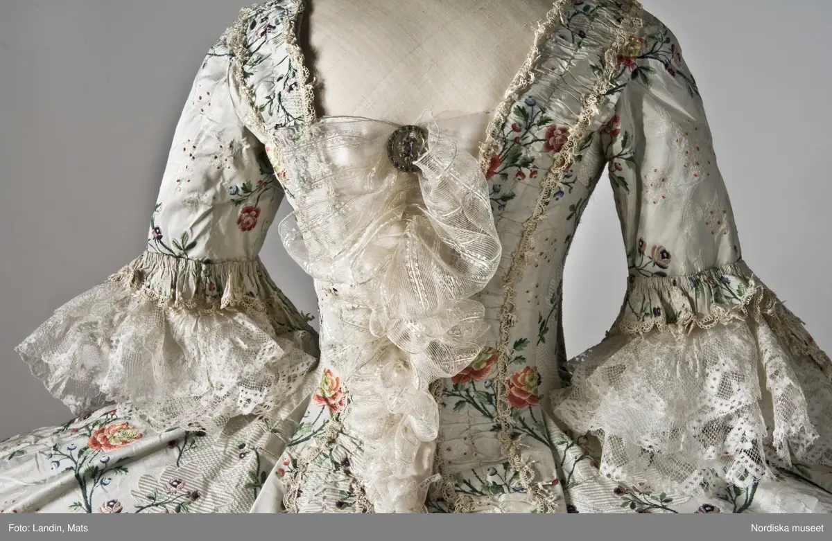 Dräkt av sidenbrokad, 1700-talets mitt. Nordiska museet inv nr 173609.