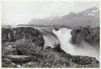 Vid Stora Sjöfallet, Hermelins fall, omkring 1900. Från vänster Kalle Björkman, Karl August Såhl. Fallet tystnade för gott 1972 på grund av kraftverksutbyggnad.