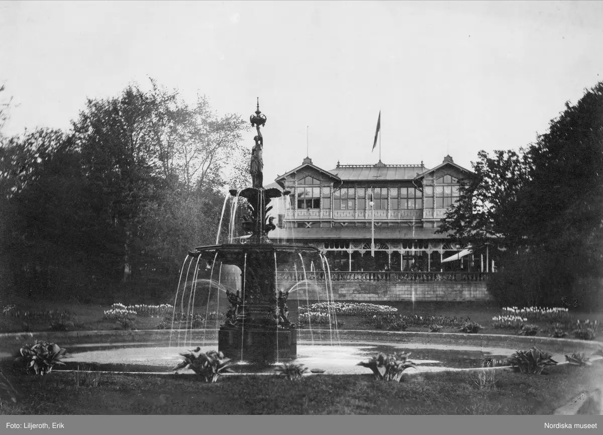 Kungsparkens restaurang i Malmö. Invigd av Oscar II 21 juli 1881. I förgrunden en springbrunn.