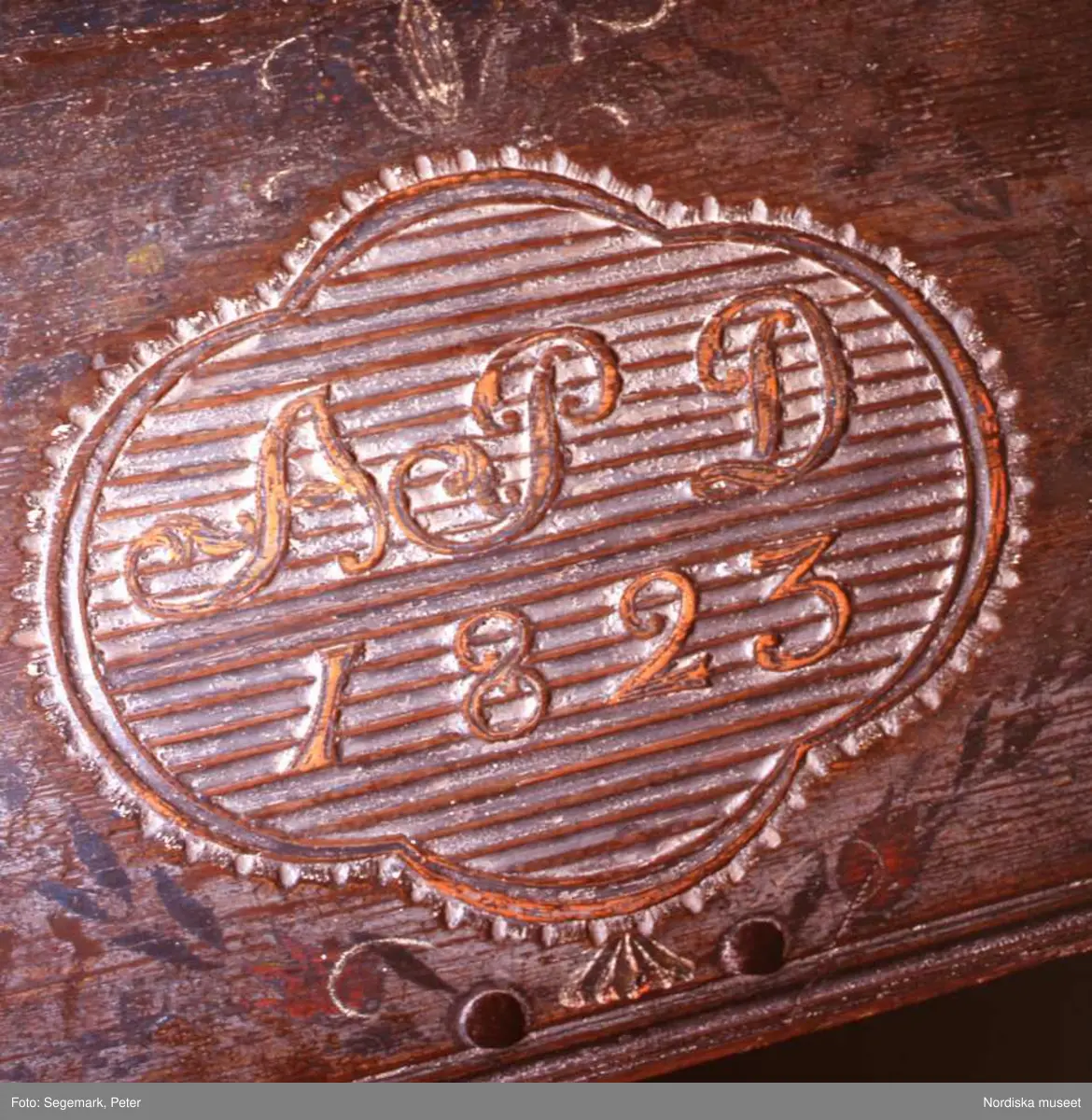 Initialer från  en kista, "APD 1823".