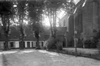 Vy från norra Tyskland, Rostock.Klosterkirche. Frigård med kloster, byggnader i fonden.