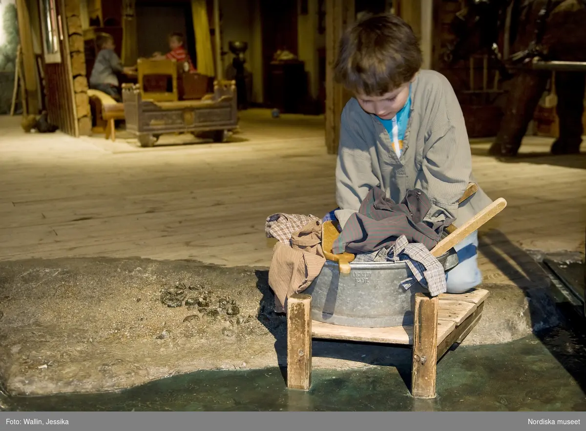 Lekstugan i Nordiska museet. Emil 7 år leker.