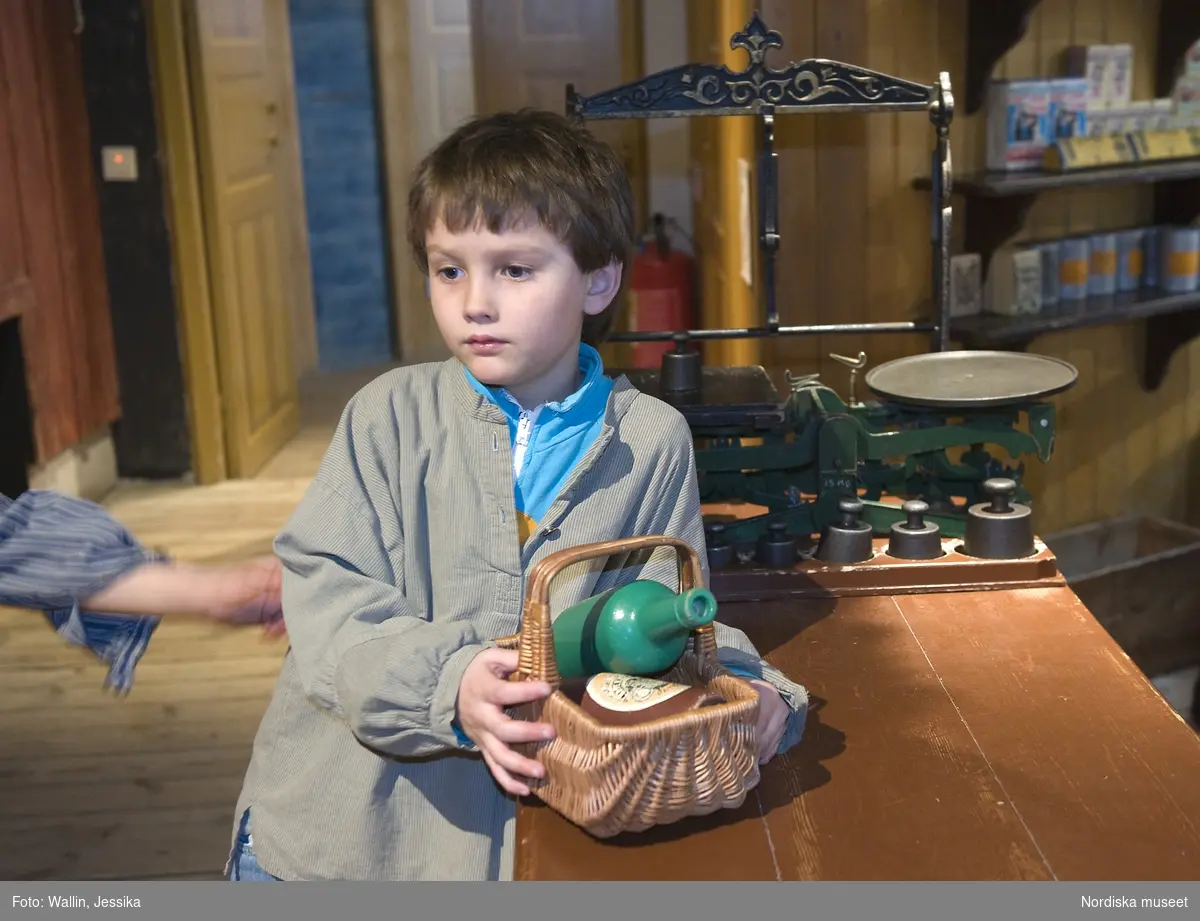 Lekstugan i Nordiska museet. Emil 7 år leker.