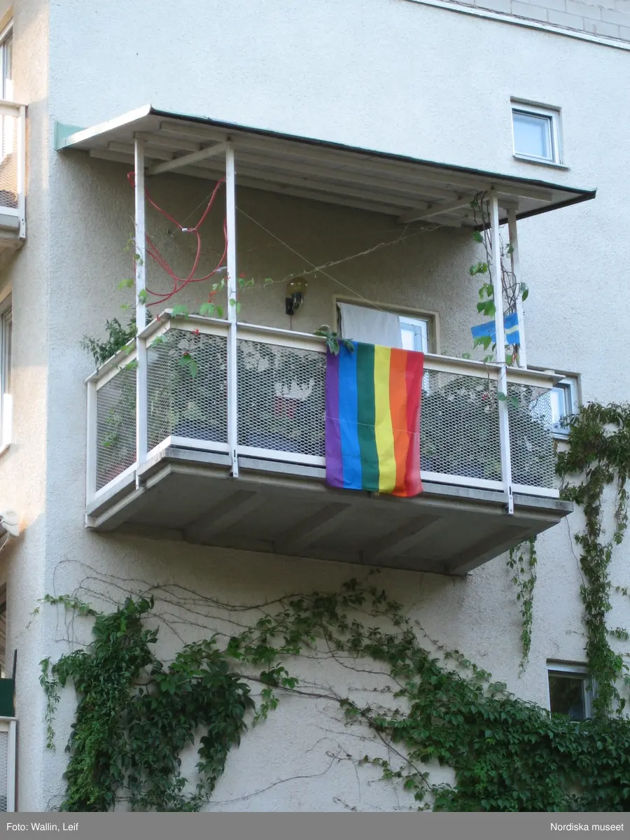 EuroPride 2008 - 25 juli till 3 augusti i Stockholm. Festival för homosexuella, bisexuella och transpersoner. Symbolen för HBT-rörelsen, regnbågsflaggan, syns på stan.